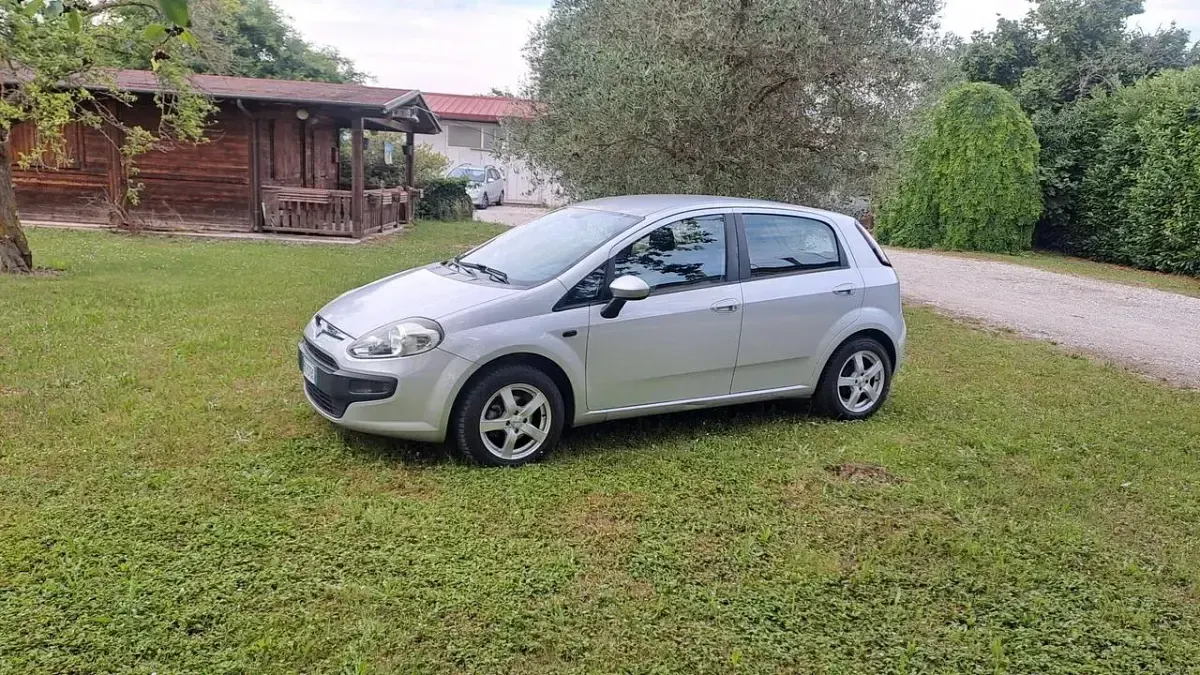 Usata Fiat Grande Punto 75 CV (55 kW) 2011 Argento Utilitaria