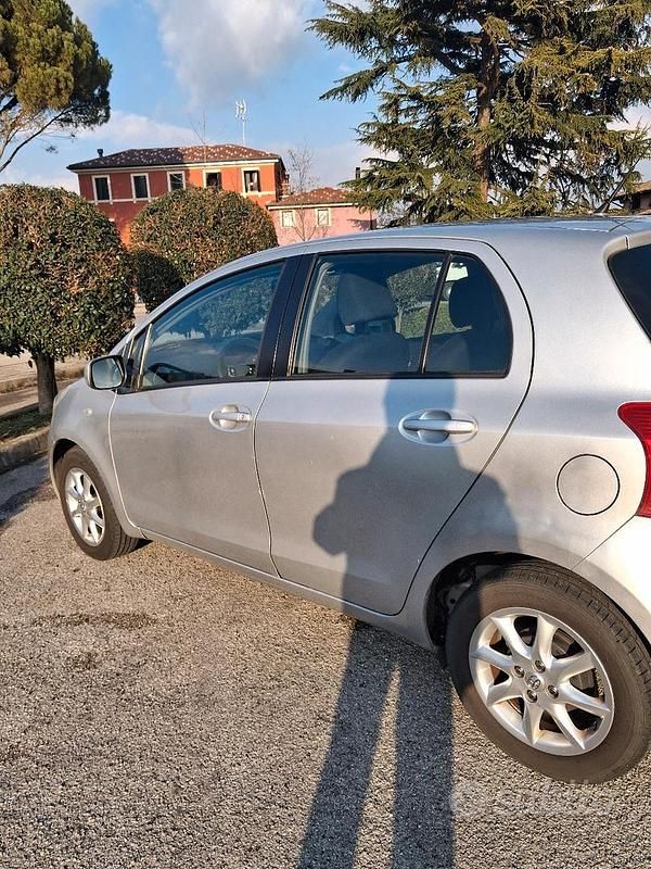 Usata Toyota Yaris Sol 87 CV (63 kW) 2008 Grigio Berlina