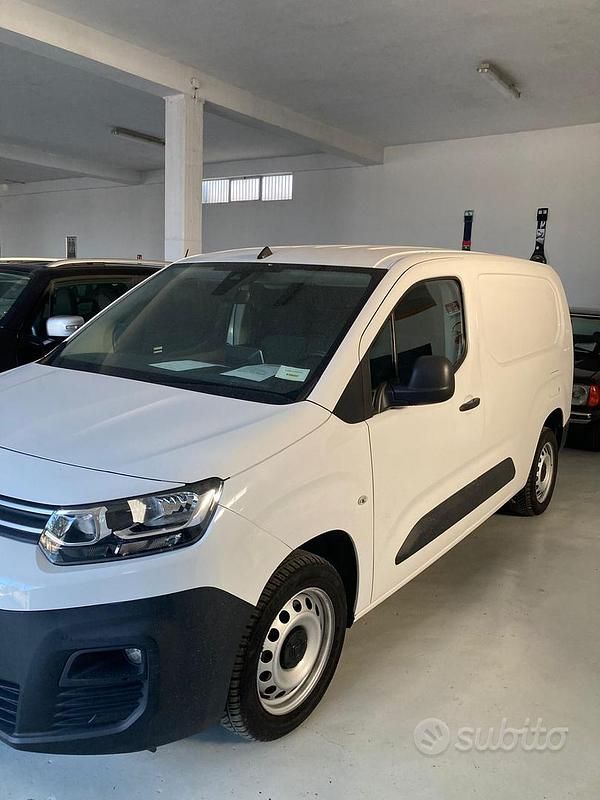 Begagnad Citroën Berlingo Live 131 HK (96 kW) 2020 Vit Minibuss