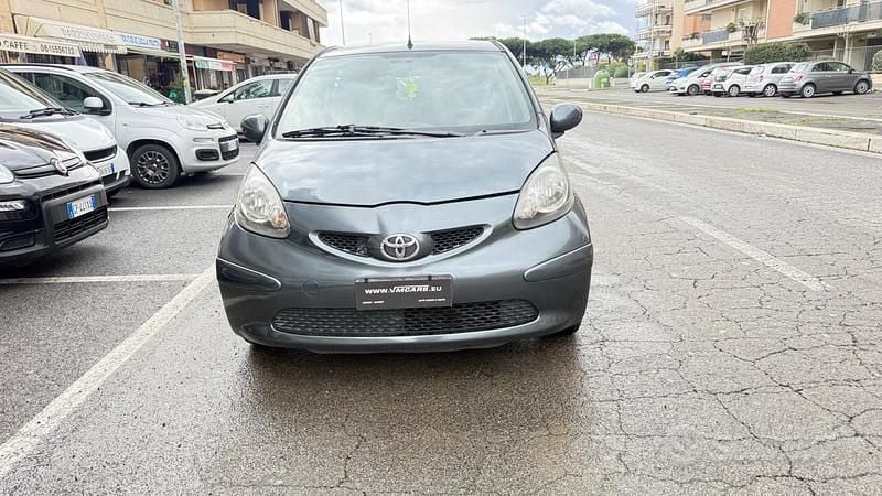 Usata Toyota Aygo Sol 68 CV (50 kW) 2006 Grigio Utilitaria