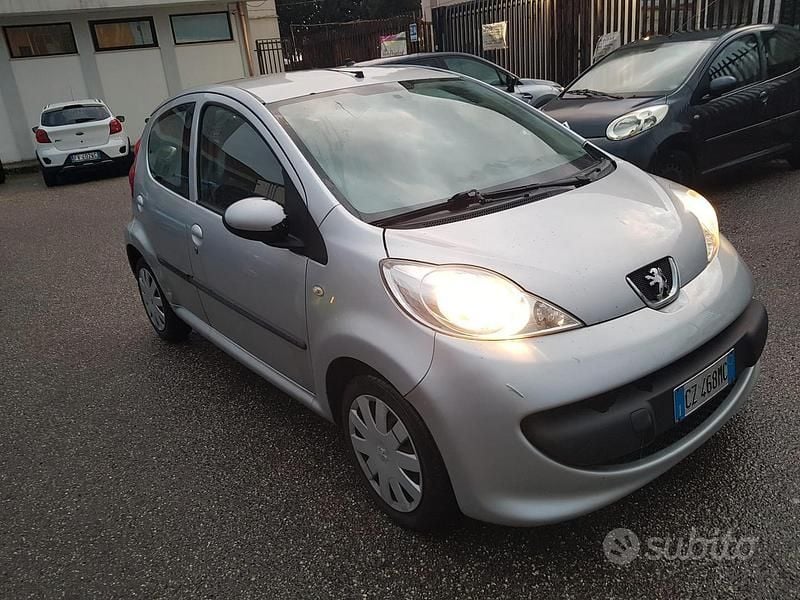 Usata Peugeot 107 68 CV (50 kW) 2006 Grigio Utilitaria