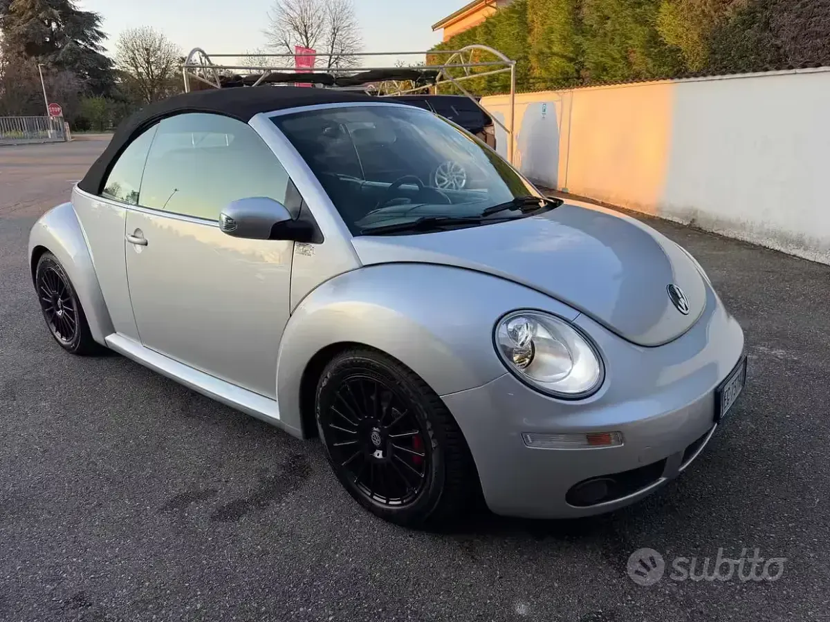 Usata VW New Beetle 105 CV (77 kW) 2005 Argento Utilitaria