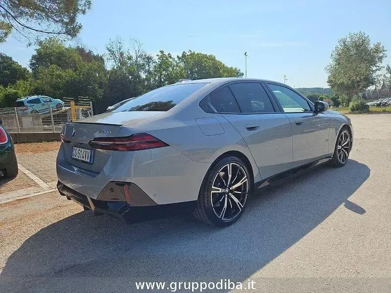 Usata BMW 520 M Sport 197 CV (144 kW) 2024 Grigio Berlina