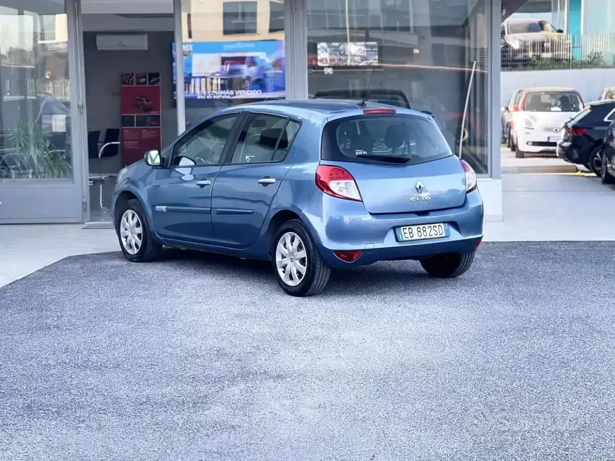 Usata Renault Clio II 75 CV (55 kW) 2010 Blu Berlina