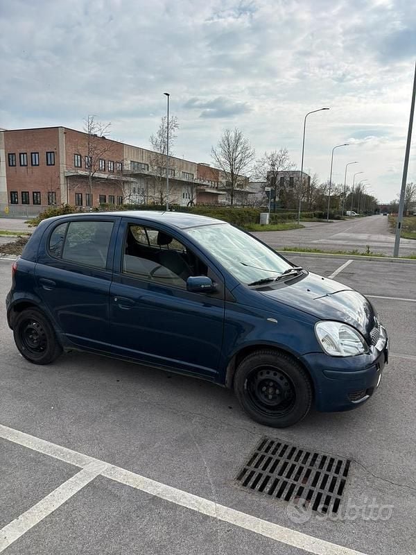 Usata Toyota Yaris 65 CV (47 kW) 2003 Blu Berlina