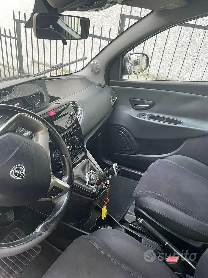 Usata Lancia Ypsilon 80 CV (58 kW) 2015 Grigio Utilitaria