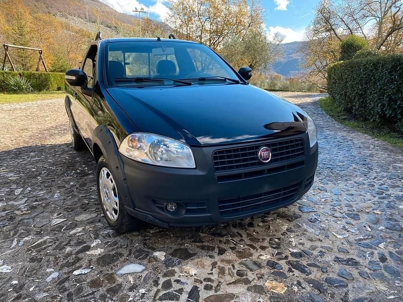 Usado Fiat Strada 95 HP (69 kW) 2014 Preto Pickup