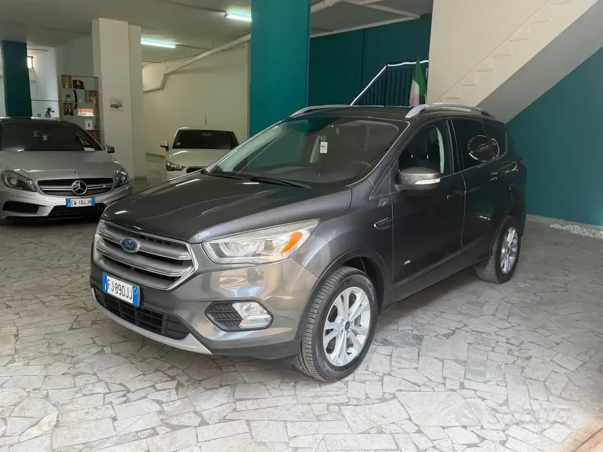 Usata Ford Kuga 150 CV (110 kW) 2017 Grigio SUV