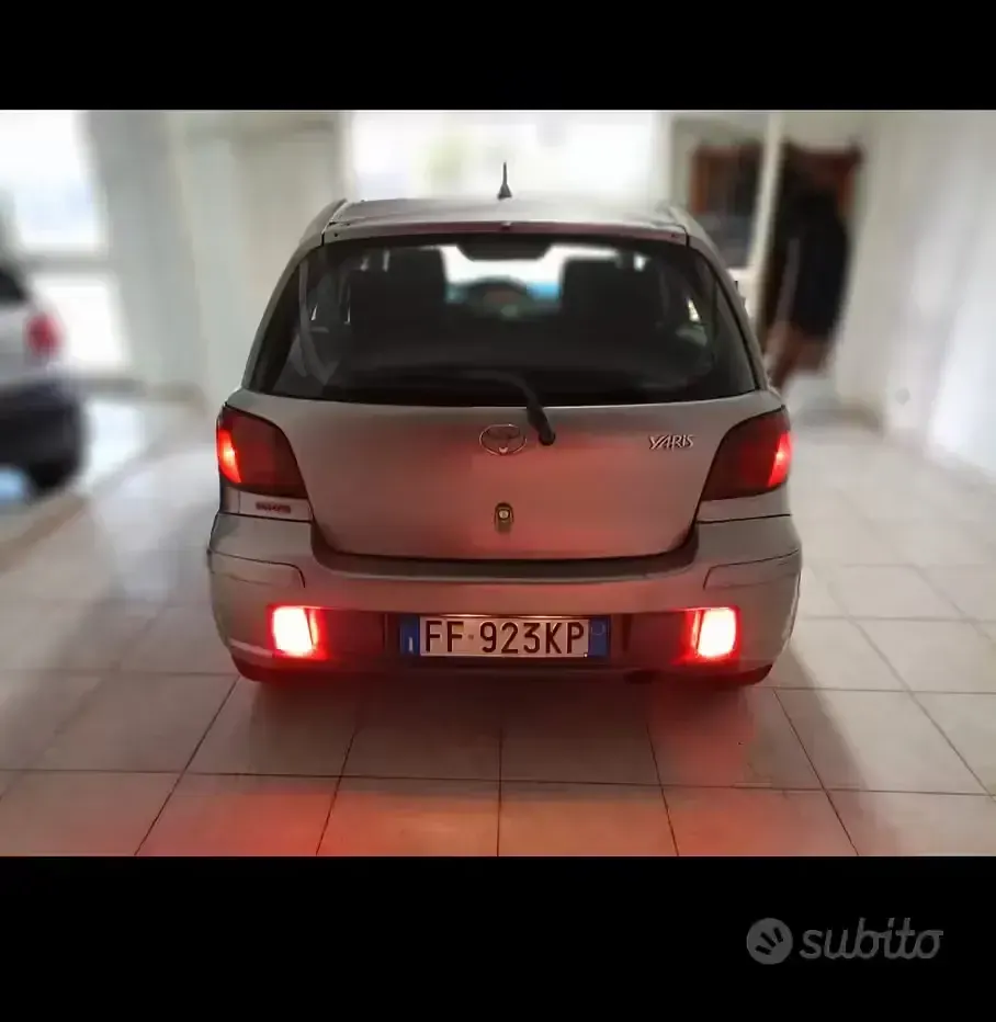 Usata Toyota Yaris 105 CV (77 kW) 2003 Grigio Berlina