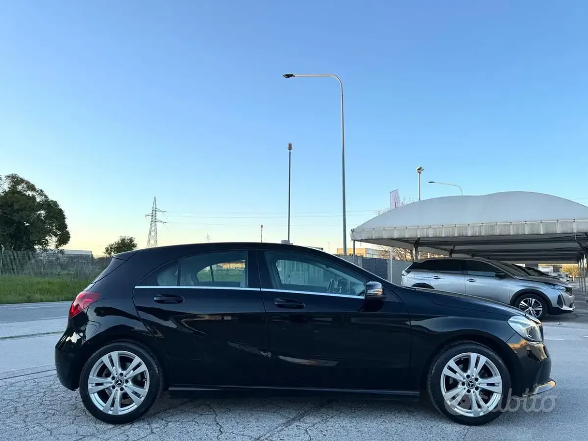 Usata Mercedes A180 109 CV (80 kW) 2017 Nero Berlina