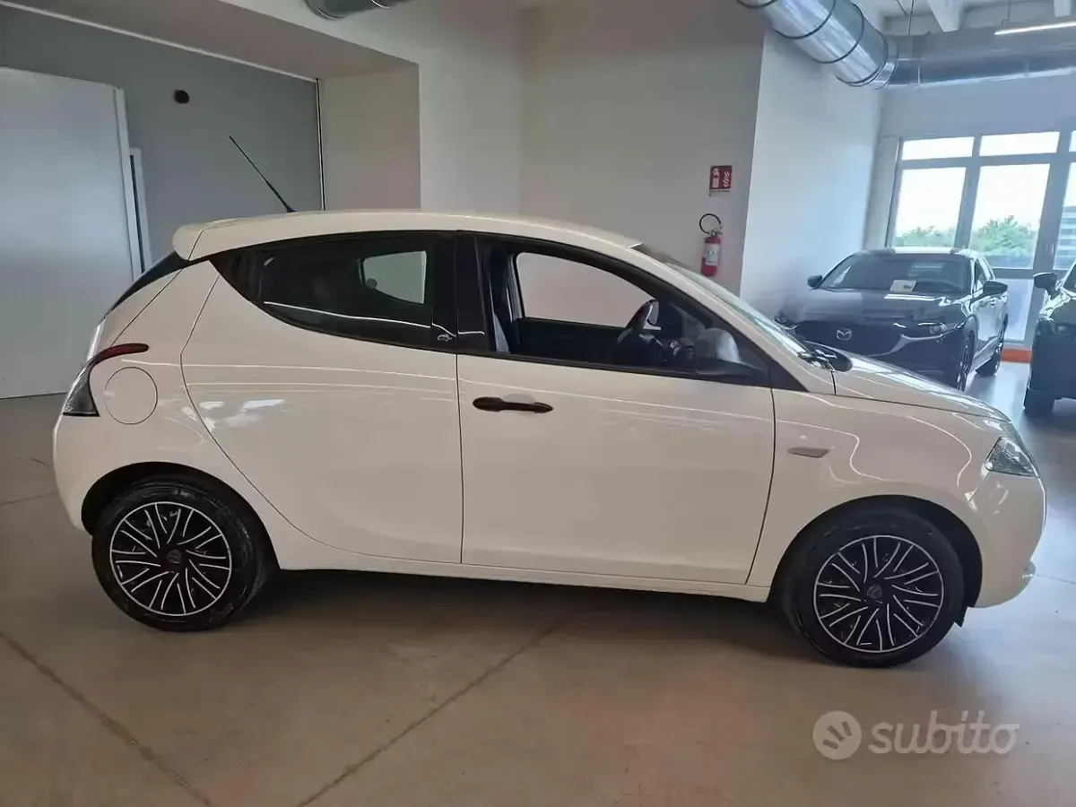 Usata Lancia Ypsilon 69 CV (50 kW) 2018 Bianco Utilitaria