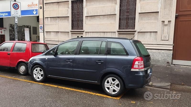 Usata Opel Zafira 2008 Blu Monovolume