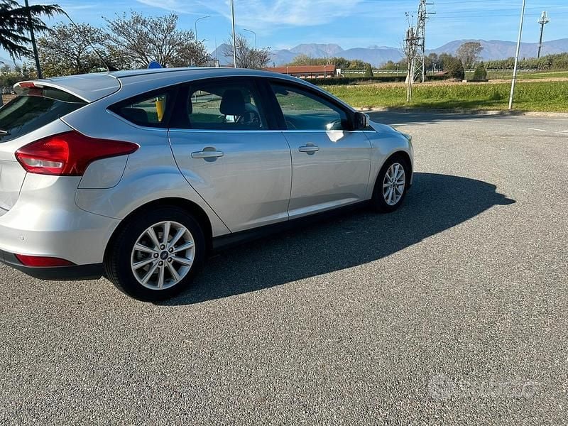 Käytetty Ford Focus 120 HP (88 kW) 2016 Harmaa Sedan