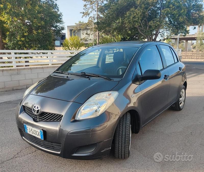 Usata Toyota Yaris 75 CV (55 kW) 2011 Grigio Utilitaria