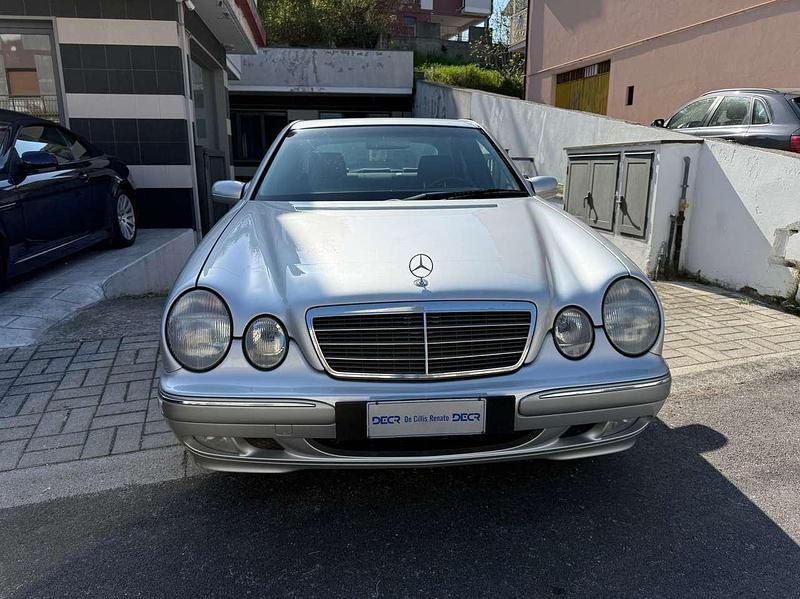 Usata Mercedes E270 Avantgarde 170 CV (125 kW) 2002 Argento Berlina