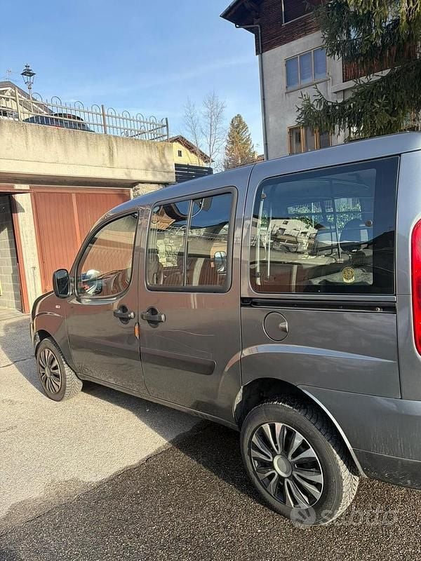 Usata Fiat Doblò 105 CV (77 kW) 2005 Grigio Monovolume