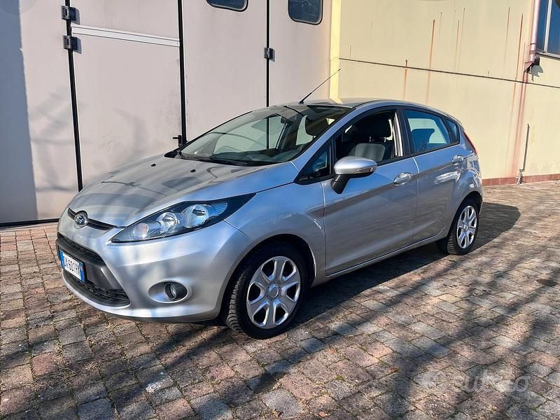 Usata Ford Fiesta 68 CV (50 kW) 2009 Grigio Berlina
