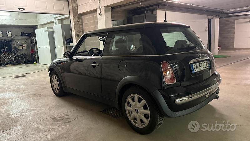 Begagnad Mini ONE 90 HK (66 kW) 2002 Svart Halvkombi