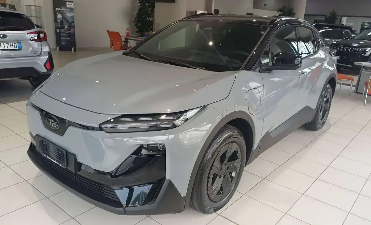 Nuova Subaru Uncharted 164 kW (224 CV) 2026 Grigio con tettino nero SUV