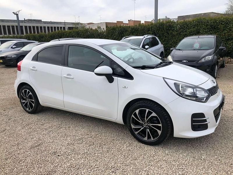 Usata Kia Rio 75 CV (55 kW) 2016 Bianco Utilitaria
