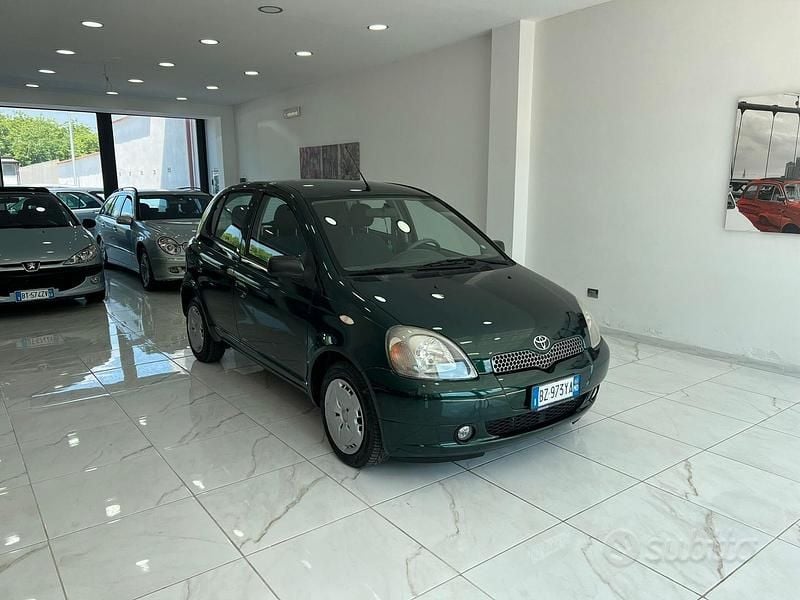 Usata Toyota Yaris Luna 86 CV (63 kW) 2002 Verde Berlina