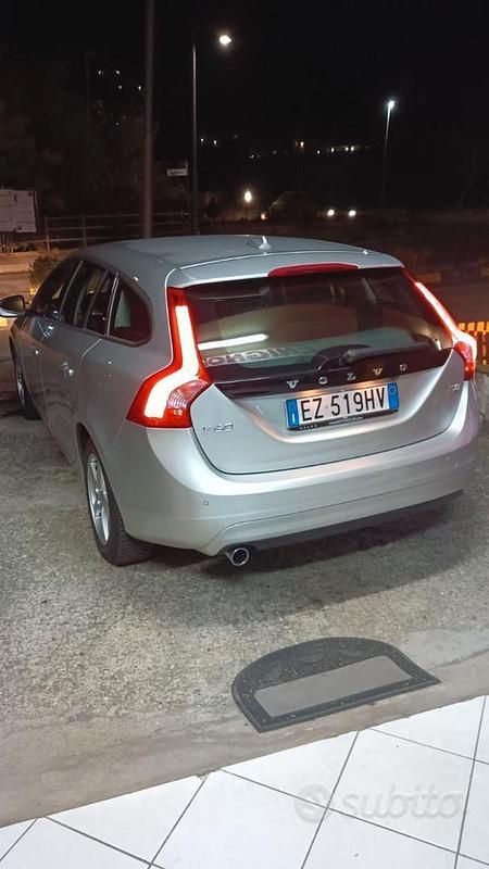 Usata Volvo V60 120 CV (88 kW) 2015 Grigio Station wagon