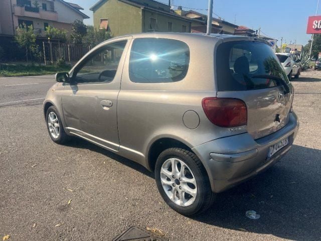 Usata Toyota Yaris Sol 87 CV (63 kW) 2004 Bronzo metallizzato Utilitaria