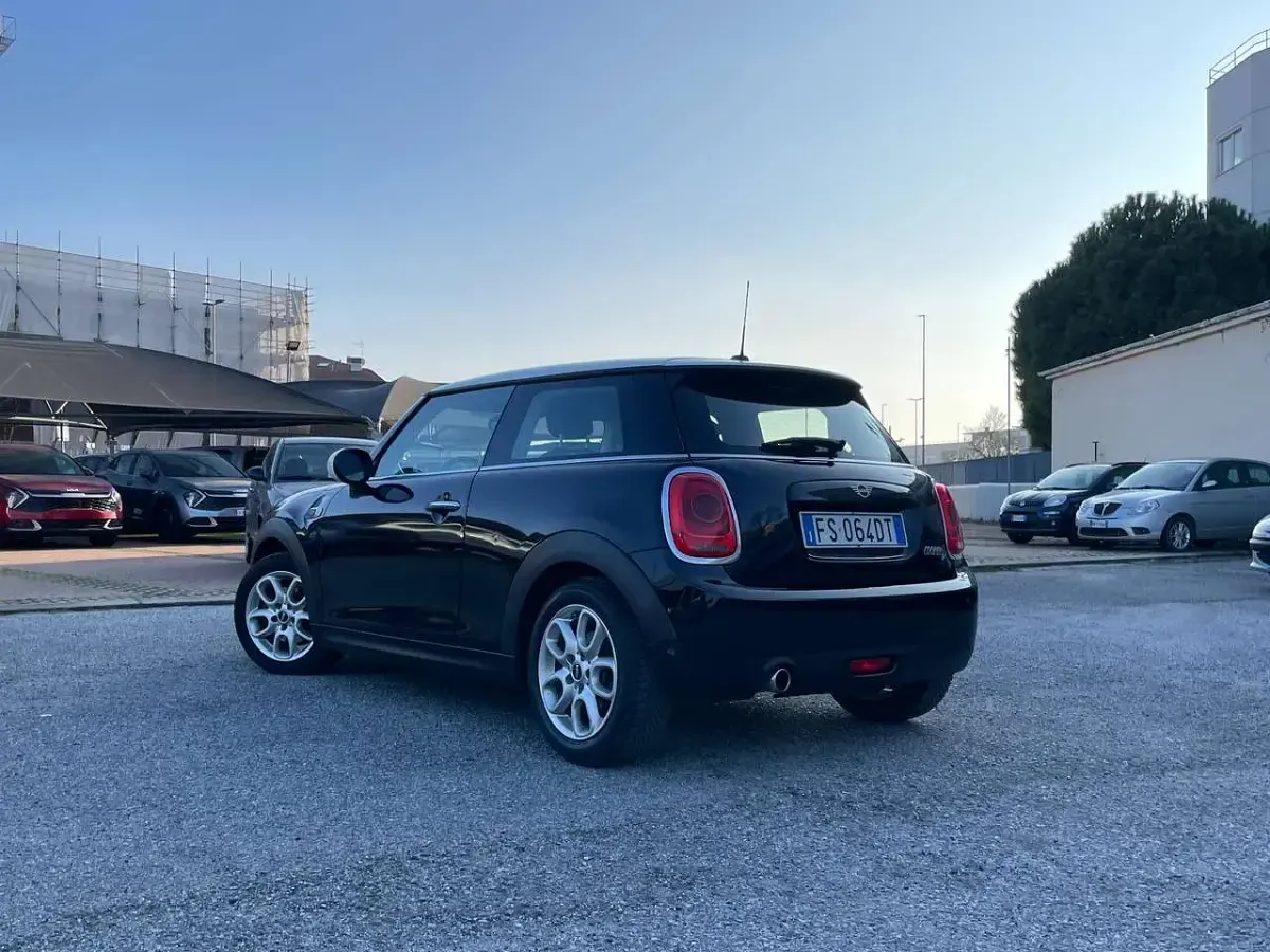 Usata Mini Cooper D Hype 116 CV (85 kW) 2018 Nero Utilitaria