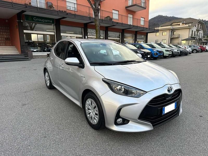 Usata Toyota Yaris Hybrid Business Edition 116 CV (85 kW) 2020 Argento Berlina