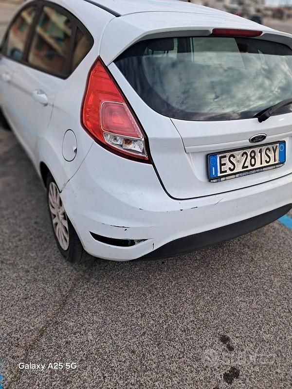 Usata Ford Fiesta 75 CV (55 kW) 2013 Bianco Berlina