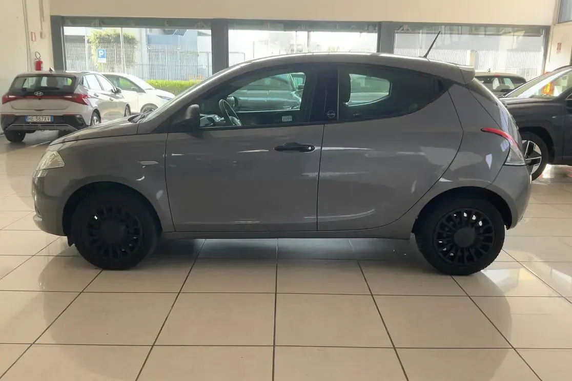 Usata Lancia Ypsilon Silver 70 CV (51 kW) 2020 Grigio