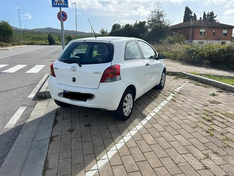 Usata Toyota Yaris 90 CV (66 kW) 2009 Bianco Utilitaria
