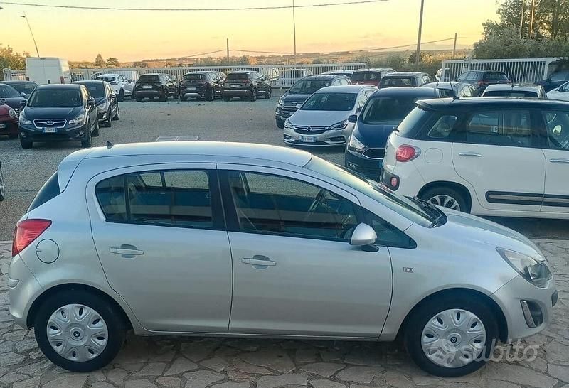 Usata Opel Corsa Edition 95 CV (69 kW) 2014 Argento Berlina