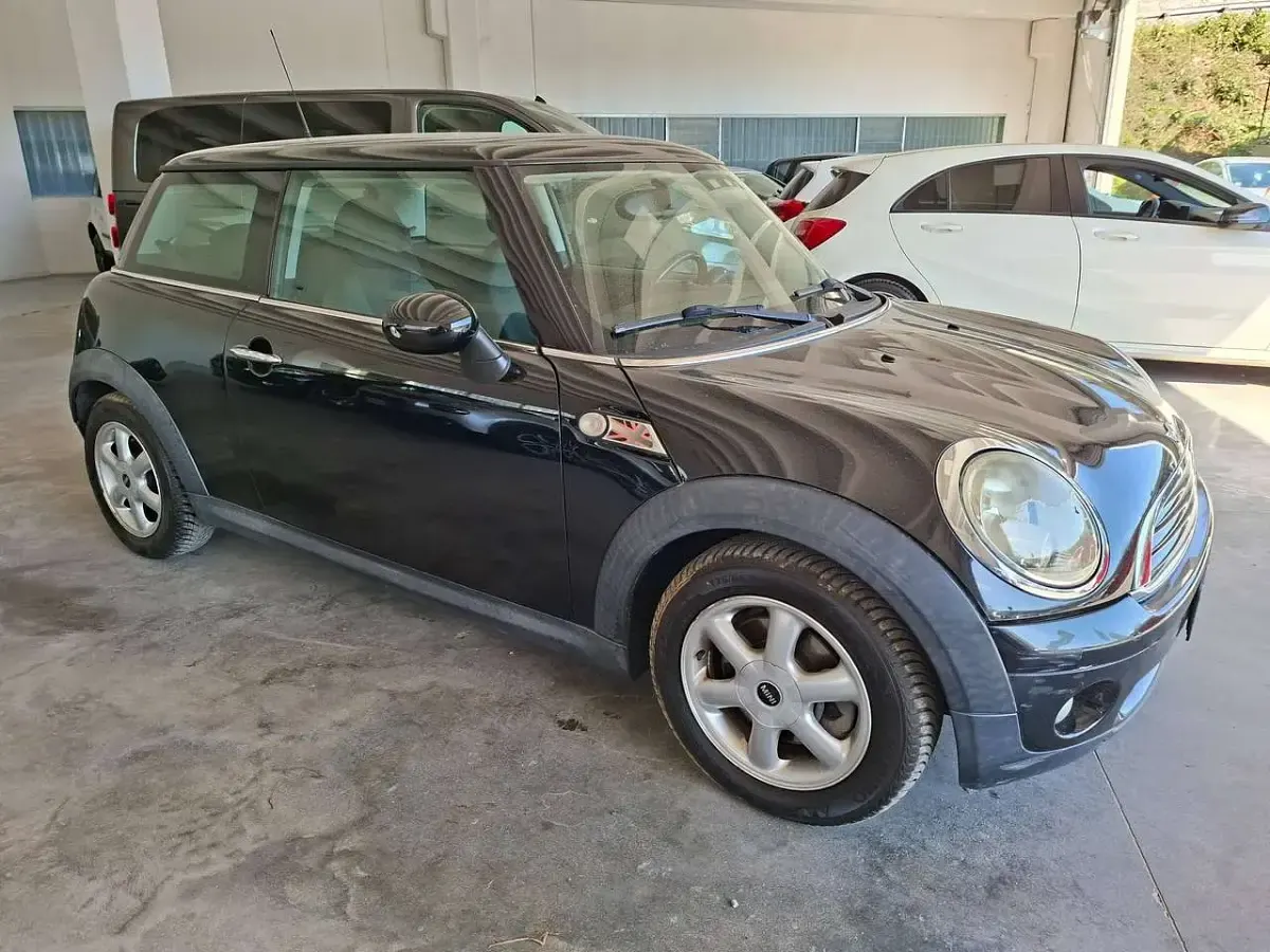 Begagnad Mini Cooper 75 HK (55 kW) 2009 Svart Halvkombi