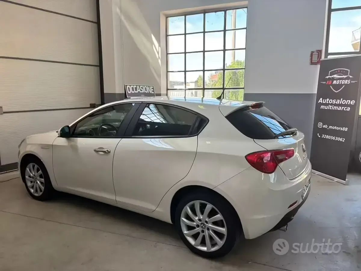 Usata Alfa Romeo Giulietta Exclusive 105 CV (77 kW) 2011 Bianco Utilitaria