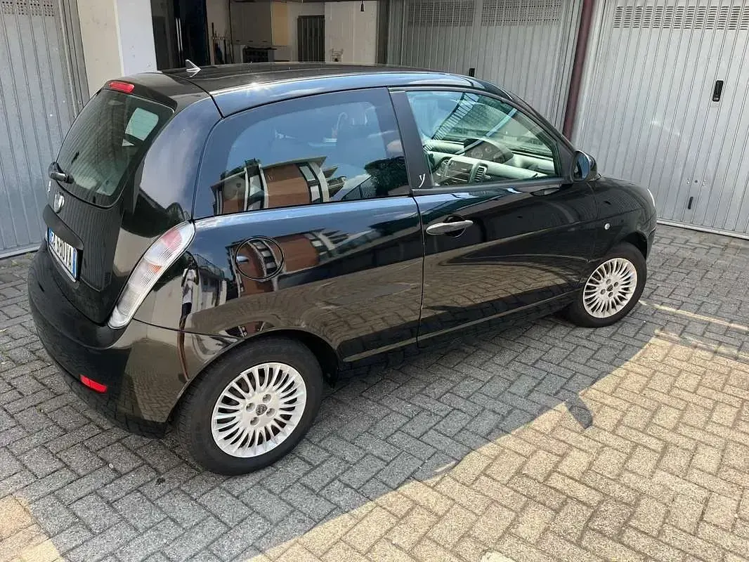 Usata Lancia Ypsilon 60 CV (44 kW) 2010 Nero Utilitaria