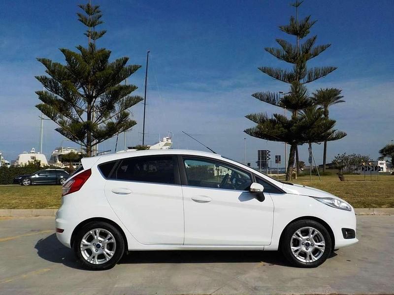 Usata Ford Fiesta Titanium 75 CV (55 kW) 2015 Bianco Berlina