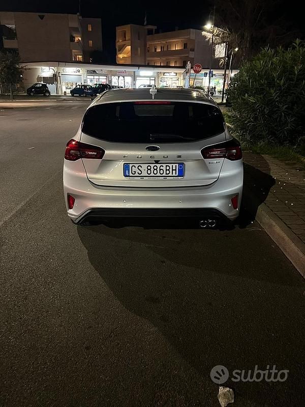 Begagnad Ford Focus ST-Line 125 HK (91 kW) 2023 Grå Sedan