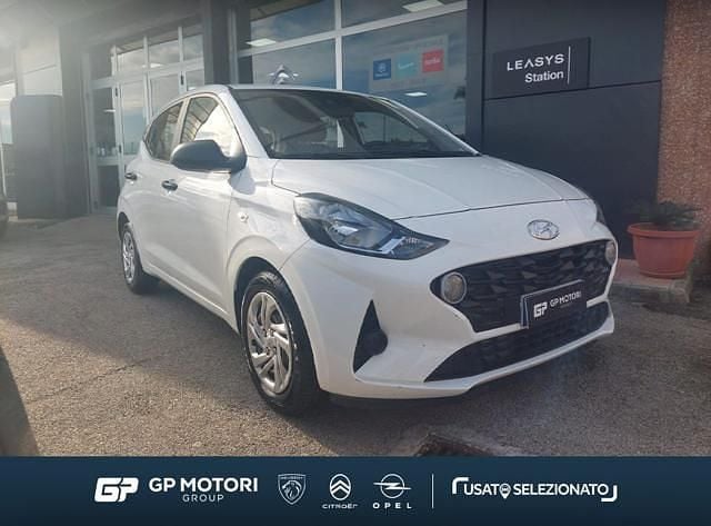 Bianco Usata 2022 Hyundai i10 Active Due volumi | 10.700 € (Buon prezzo) - Immagine 1/4