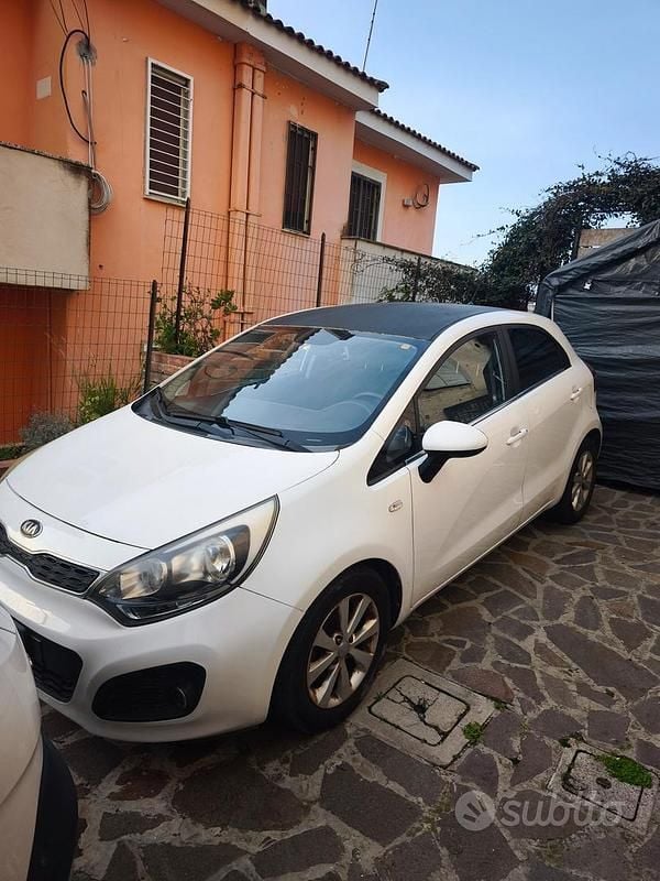 Usata Kia Rio Active 90 CV (66 kW) 2013 Bianco Utilitaria