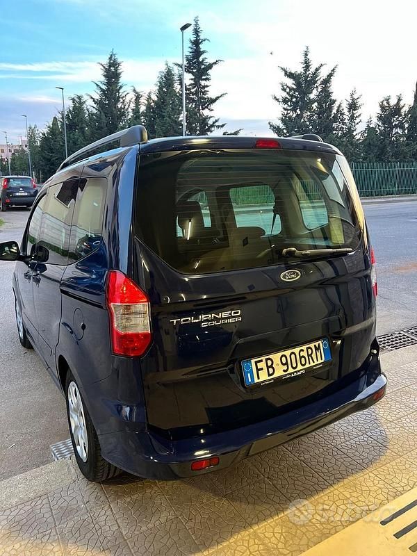 Usata Ford Tourneo Courier Titanium 75 CV (55 kW) 2015 Blu Monovolume