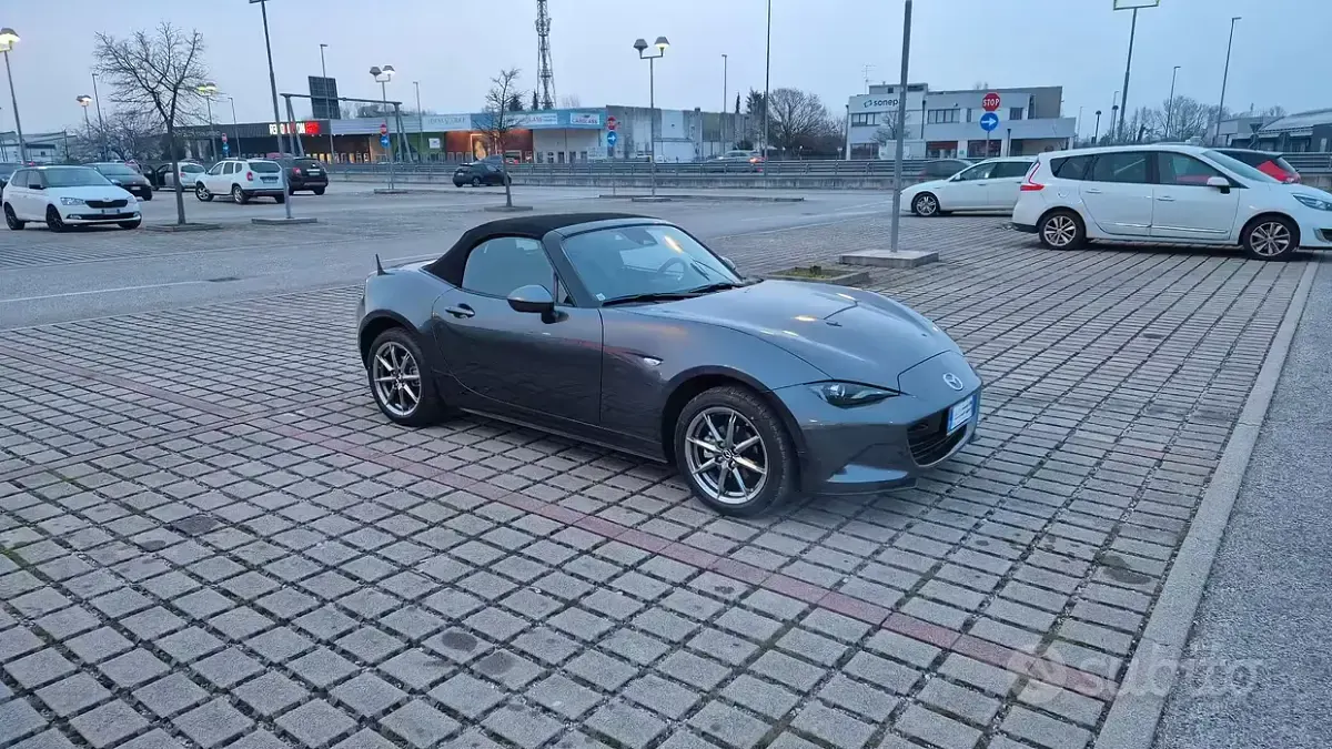 Usata Mazda MX5 Exclusive-Line 132 CV (97 kW) 2025 Grigio Cabrio