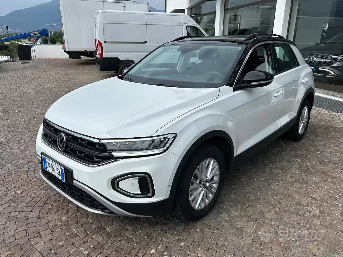 Usata VW T-Roc Life 150 CV (110 kW) 2023 Bianco pastello SUV