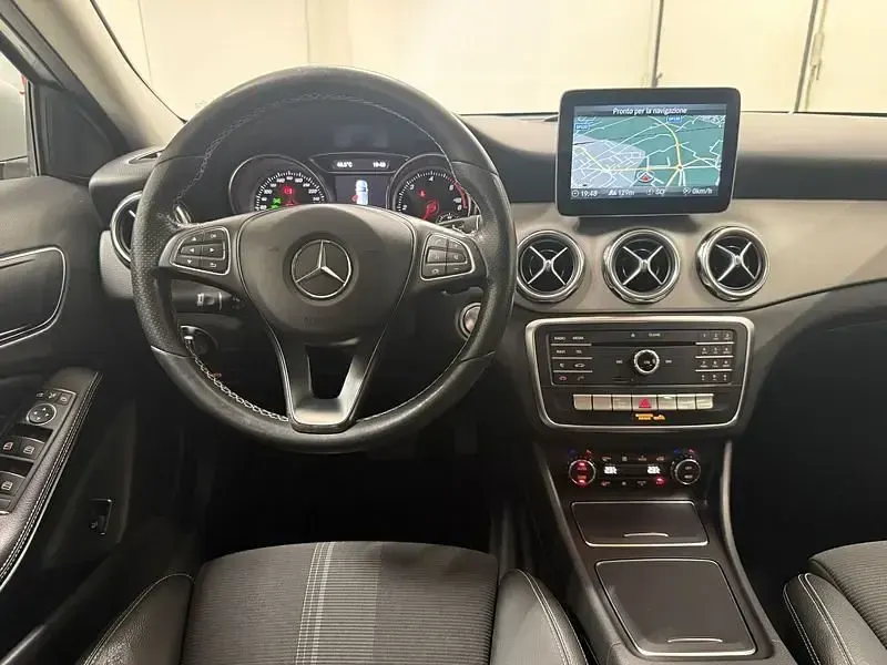 Usata Mercedes GLA200 136 CV (100 kW) 2017 Argento SUV