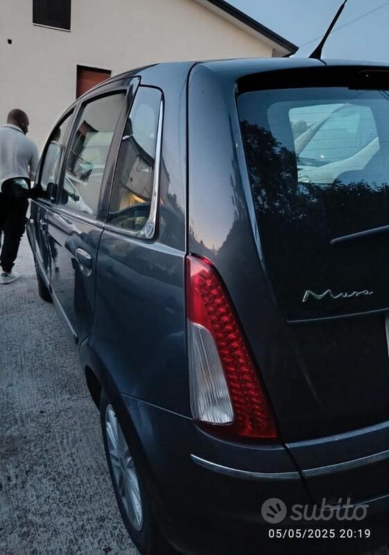 Usata Lancia Musa 95 CV (69 kW) 2011 Grigio Monovolume