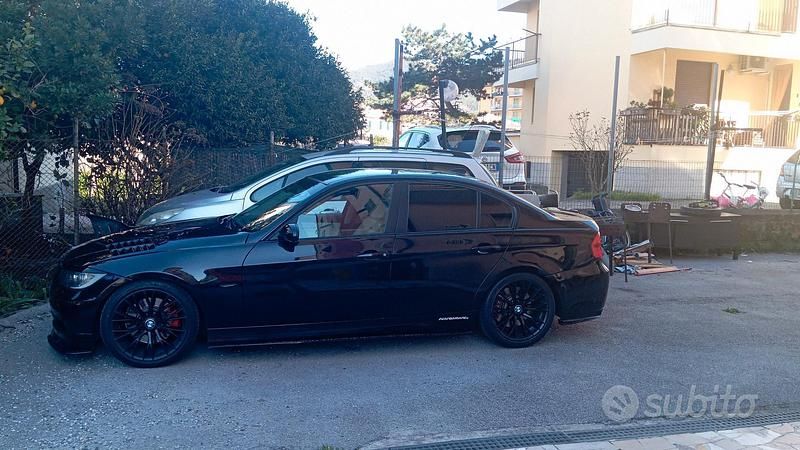 Nero Usata 2006 BMW 330 Tre volumi | 7000 € (Buon prezzo) - Immagine 1/4
