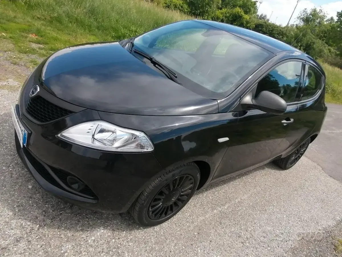 Usata Lancia Ypsilon Silver 69 CV (50 kW) 2017 Nero Utilitaria