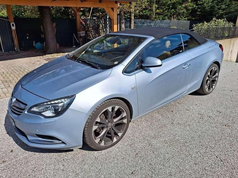 Usado Opel Cascada Cosmo 170 CV (125 kW) 2016 Azul Descapotable