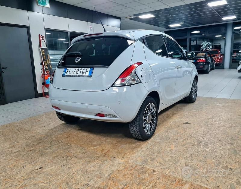 Usata Lancia Ypsilon 69 CV (50 kW) 2017 Grigio Utilitaria