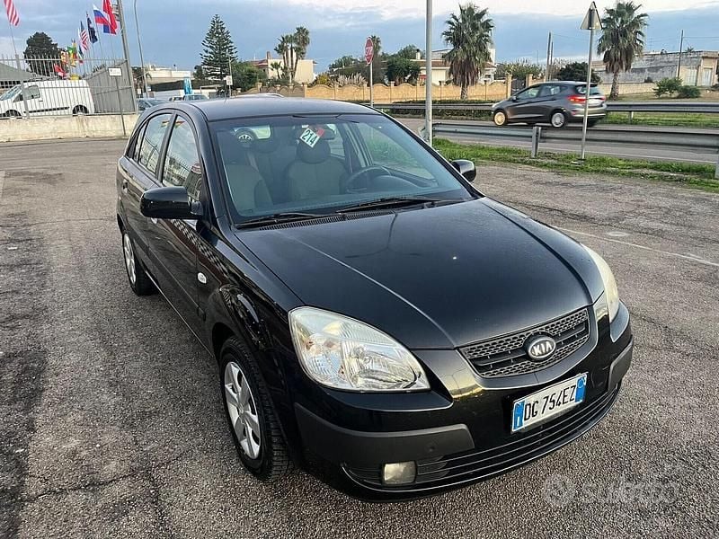 Usata Kia Rio LX 110 CV (80 kW) 2007 Nero Berlina